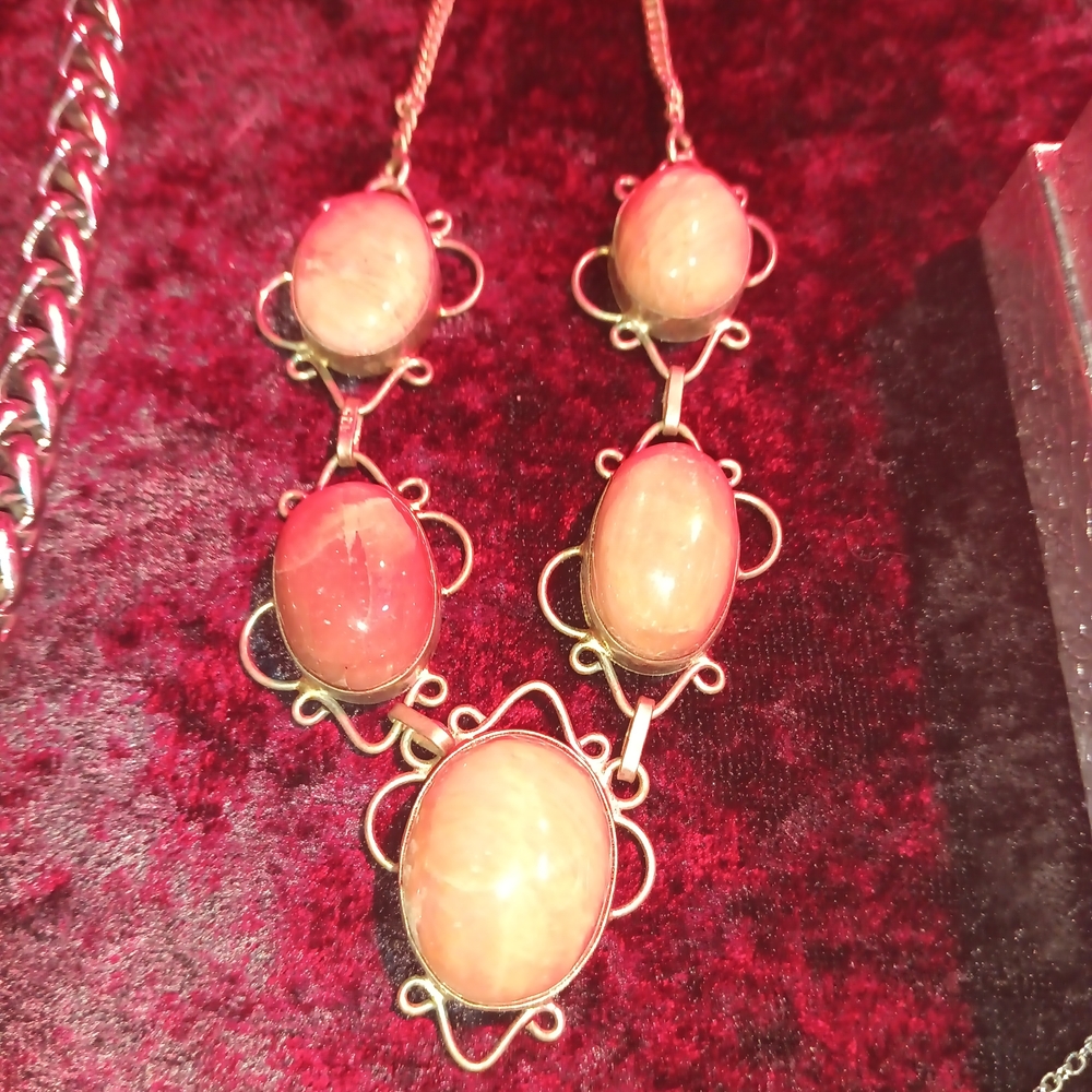 Elegant Gold and Pink Necklace
